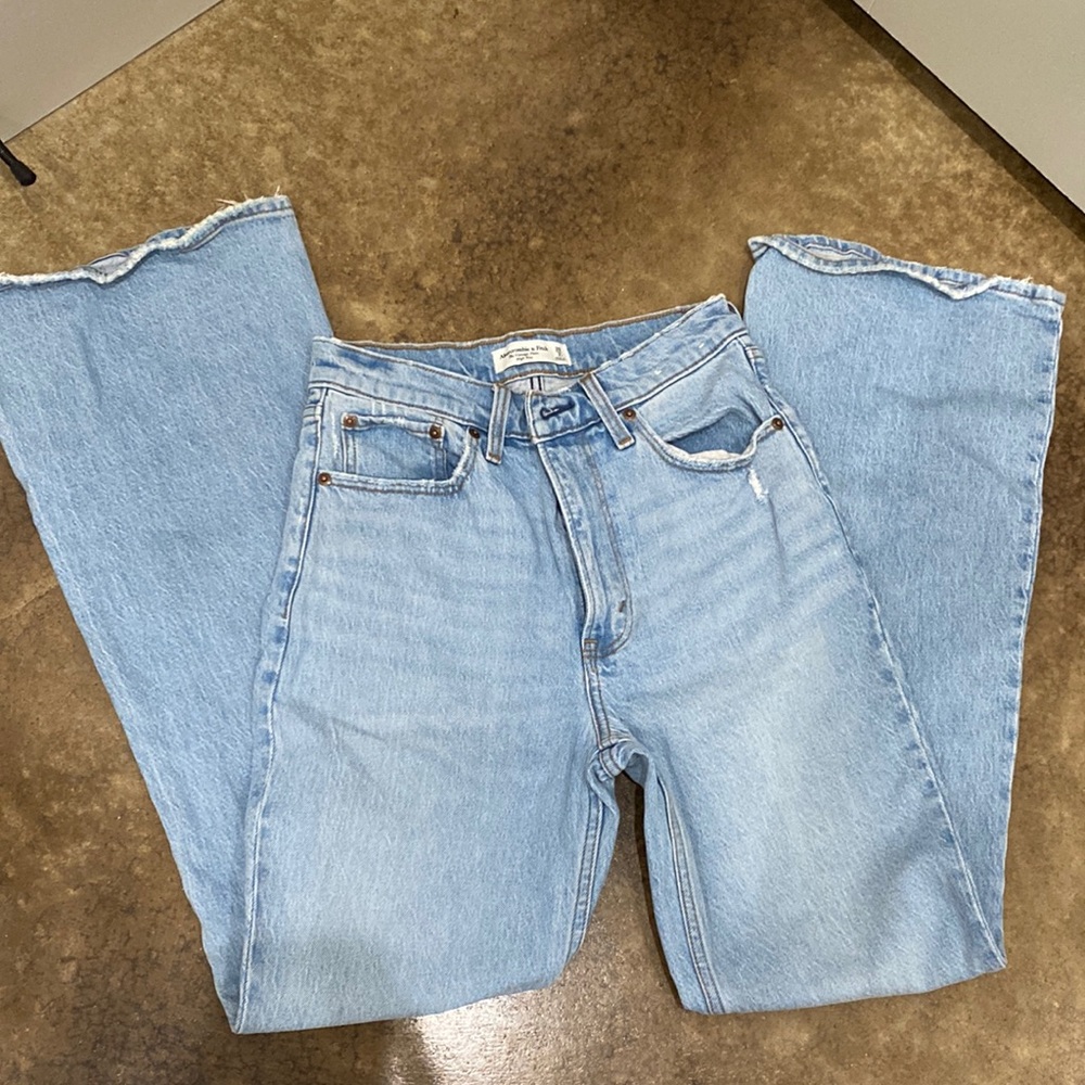 A&F the vintage flare high rise jean, like new, sz 26/2, non smoker